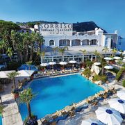 Hotel Sorriso Thermae, Pool ©michelangelo int travel, momento Blick auf Hotel Sorriso Thermae mit Pool und Palmen in Italien, Ischia