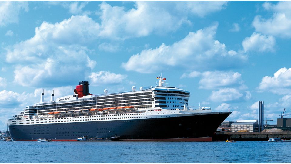 QUEEN MARY 2 läuft in Hamburg ein