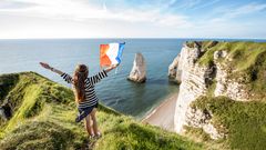 Junge Frau an der Küste von Etretat 
