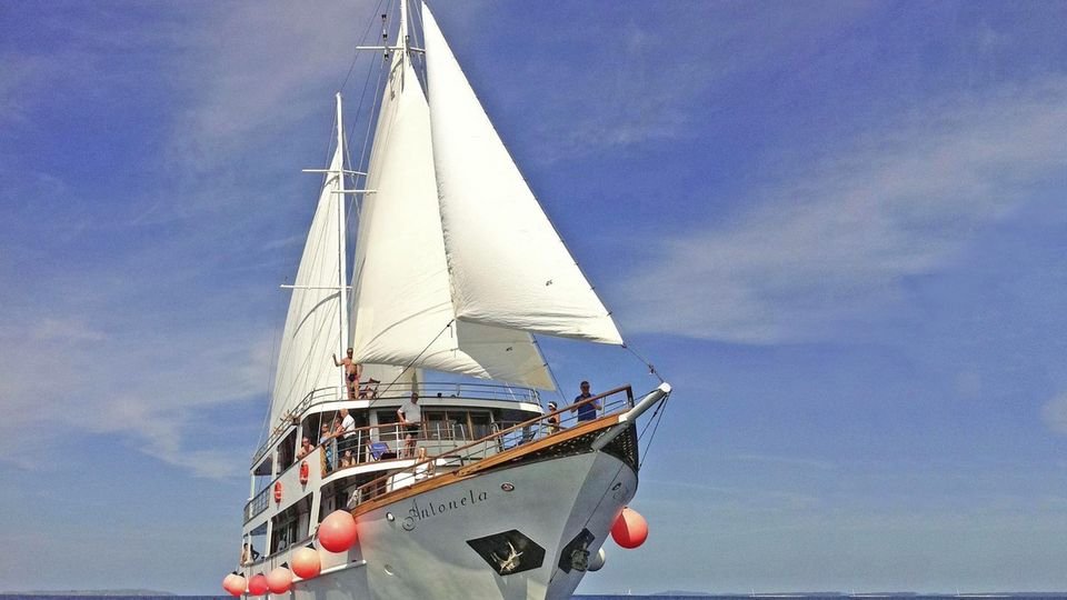MS Antonela mit gesetzten Segeln