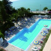 Sizilien Hotel Tourist, Pool ©michelangelo int travel, derschmidt, momento großer Pool mit Palmen am Hotel Tourist auf Sizilien in Italien