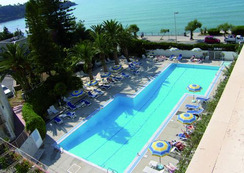 großer Pool mit Palmen am Hotel Tourist auf Sizilien in Italien