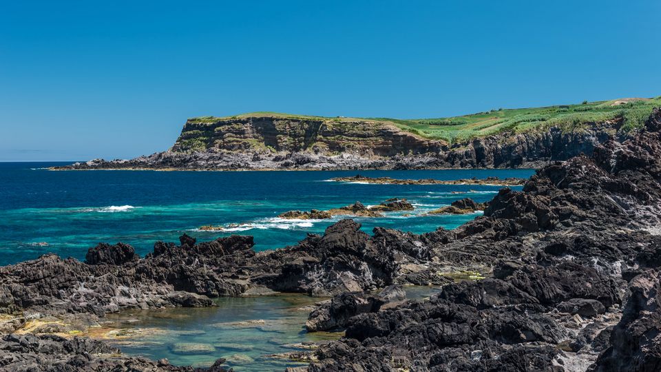 Natürlicher Pool an der Küste von Terceira – Azoren
