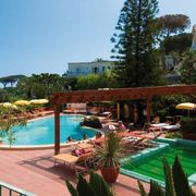 Pool Terme la Pergola ©momento Terme la Pergola Pool mit Liegen im Hotel Terme la Pergola in Italien, Ischia