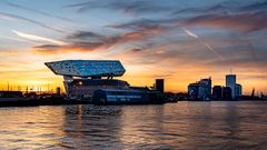 Antwerpen Hafenverwaltung bei Sonnenuntergang