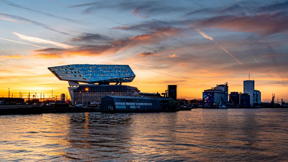Antwerpen Hafenverwaltung bei Sonnenuntergang