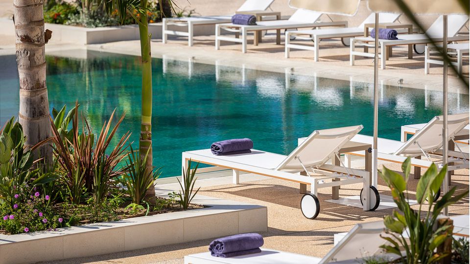 Atzavara Hotel & Spa, Liegen am Pool