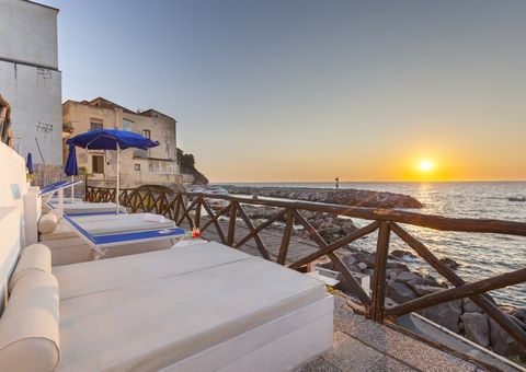 Entspannen auf der Terrasse mit Blick auf das Meer und den Sonnenuntergang im Hotel Piccolo Paradiso bei Sorrent in Italien