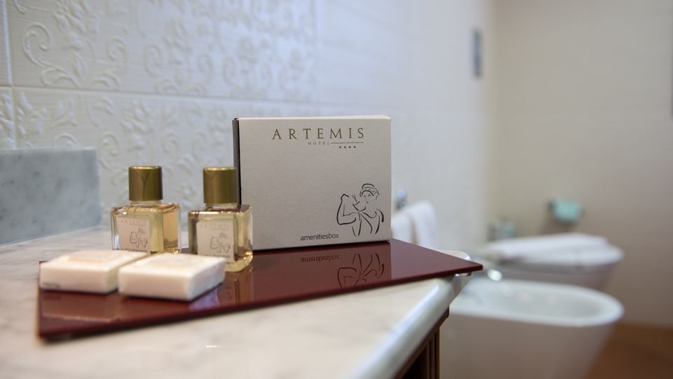 modernes Bad im Hotel Artemis auf Sizilien in Italien