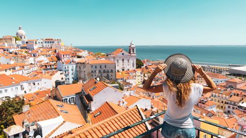 Touristin blickt über Lissabon ©M.studio, AdobeStock Touristin blickt über Lissabon