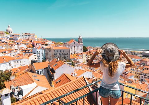 Touristin blickt über Lissabon