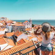 Touristin blickt über Lissabon ©M.studio, AdobeStock Touristin blickt über Lissabon