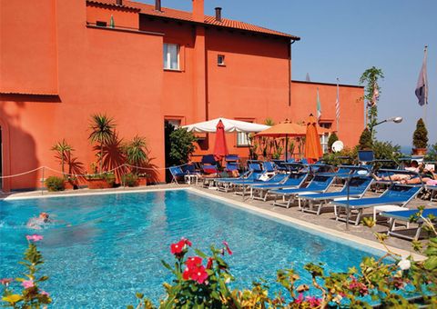 Abkühlen im Pool am Hotel Villa Maria bei Sorrent in Italien