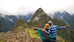 Paar mit Blick auf Machu Picchu, Peru