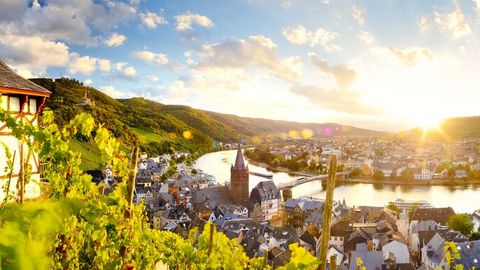 Bernkastel-Kues und Weinberge entlang der Mosel