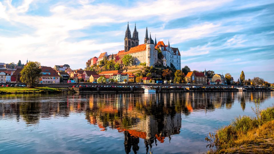 Stadtbild mit Elbufer in Meißen, Sachsen