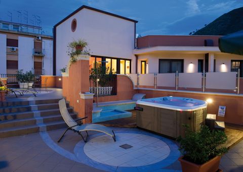 Entspannen im Jacuzzi am Abend im Hotel Artemis auf Sizilien in Italien