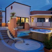 Hotel Artemis Solarium mit Jacuzzi ©michelangelo_int_travel Entspannen im Jacuzzi am Abend im Hotel Artemis auf Sizilien in Italien