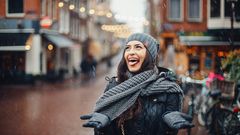 Touristin in Amsterdam im Winter