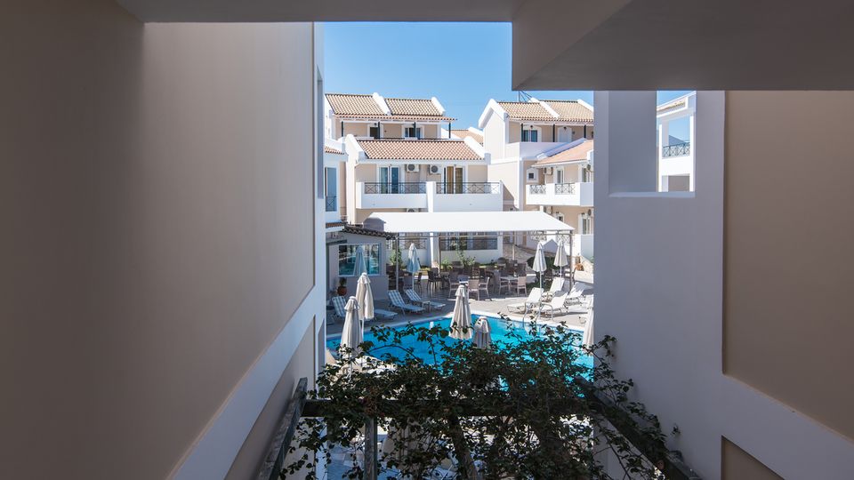 Hotel Maistrali, Blick auf Hotel und Pool