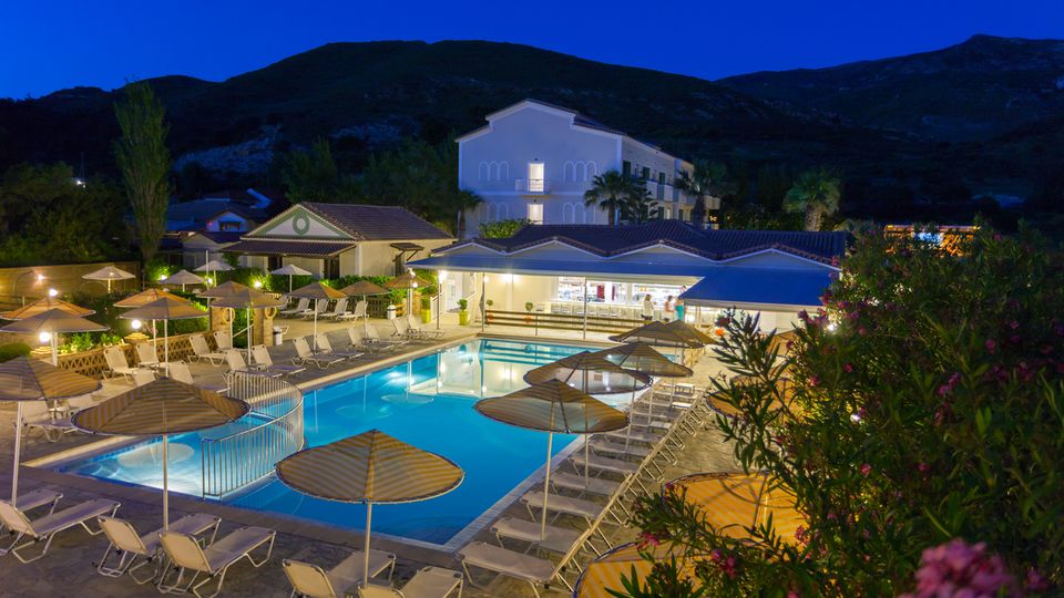 Hotel Cavo DOro, Abendstimmung am Pool