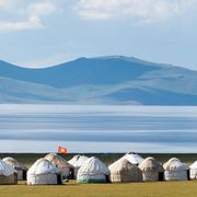 Jurten am Ufer des Issyk-Kul-Sees