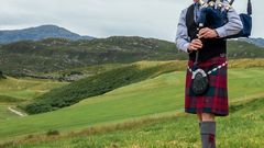 Dudelsackspieler Highlands Schottland ©Delphotostock, AdobeStock Dudelsackspieler Highlands Schottland