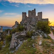 Rocca Calascio ©Valerio, AdobeStock Italien, Rocca Calascio bei Sonnenuntergang