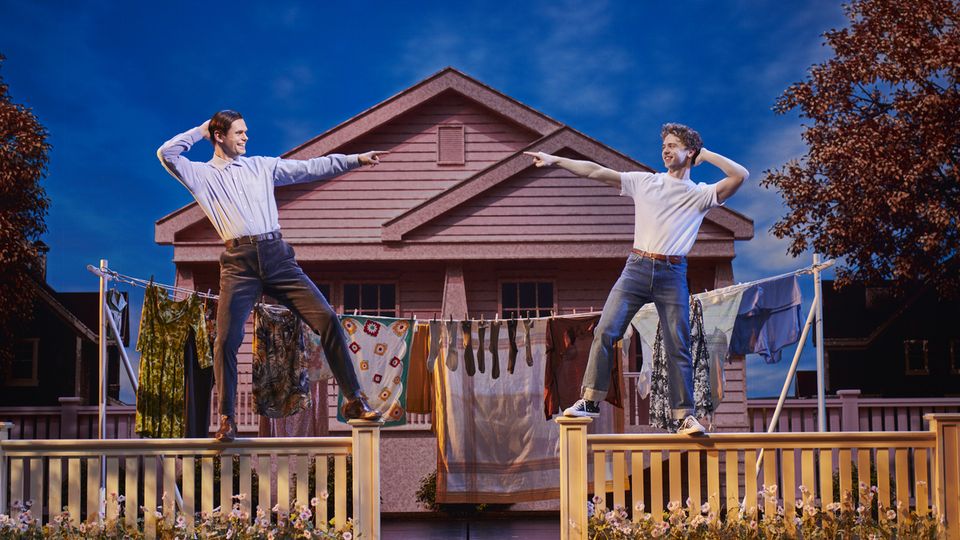 Zurück in die Zukunft, Orlando Gibbs (George McFly) und Caden Brauch (Marty McFly) ©Matt Crockett, Stage Entertainment Zurück in die Zukunft, Orlando Gibbs (George McFly) und Caden Brauch (Marty McFly)