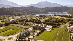 Hotelansicht mit Landschaft