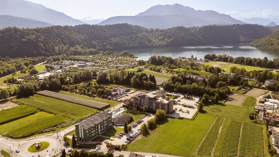 Hotelansicht mit Landschaft