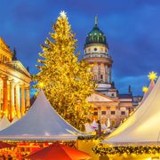 Weihnachten in Berlin mit Blick auf Französischen Dom und Konzerthaus ©sborisov, AdobeStock Beleuchteter Weihnachtsmarkt in Berlin mit Blick auf Französischen Dom und Konzerthaus