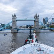 MS Hamburg in London an der Tower Bridge
