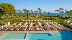 Hotel Mangias Himera Resort, Pool mit Liegen