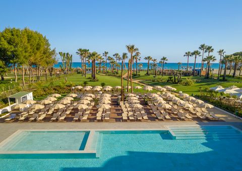 Hotel Mangias Himera Resort, Pool mit Liegen