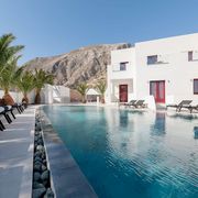 4*-Hotel MAR n MAR Crown Hotel & Suites Außenansicht ©MAR n MAr Crown Hotel & Suites - momento Moderner Poolbereich mit stilvollen Liegen und Palmen, umgeben von weißer Architektur und beeindruckender Bergkulisse – ideal zum Entspannen unter der griechischen Sonne.