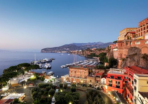 Aussicht auf das Meer am Abend vor Hotel Il Faro auf Sorrent in Italien