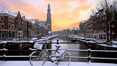 Verschneite Brücke in Amsterdam