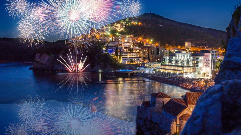 Feuerwerk über Budva