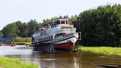 Schiff auf dem Rollberg am Elblagkanal