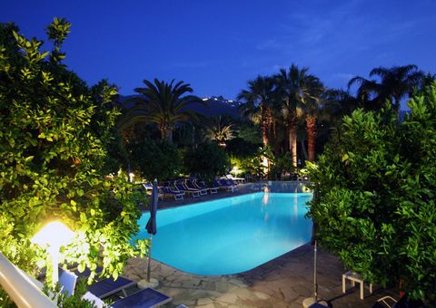 Hotel Alpha, Pool am Abend