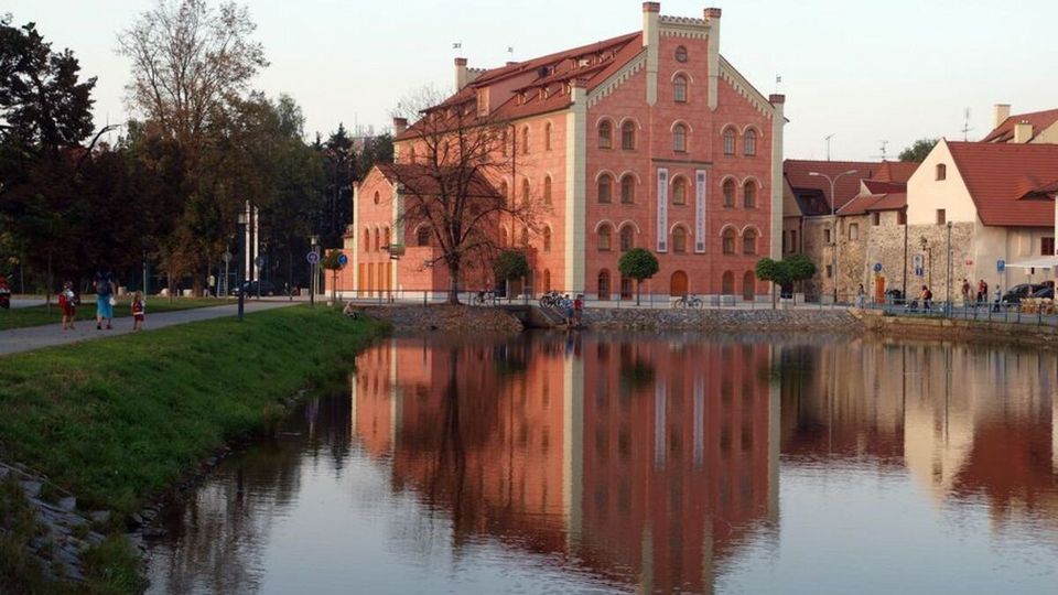 Hotel Budweis, Außenansicht mit See