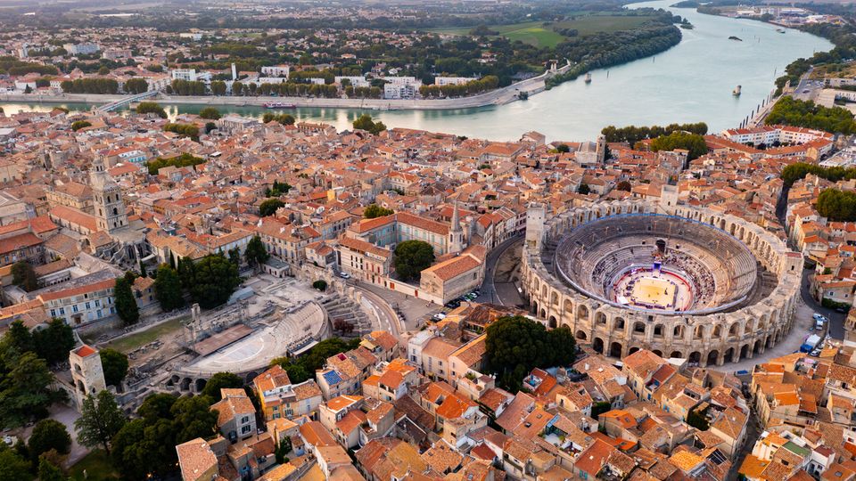 Arles, Blick über die Dächer auf das Amphitheater und die Rhône