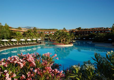 großer Pool mit mediterraner Begrünung im Acacia Resort auf Sizilien in Italien