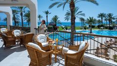 Balkon mit Aussicht auf Außenpool