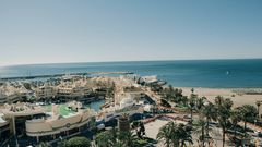 Blick auf Hafen und Strand