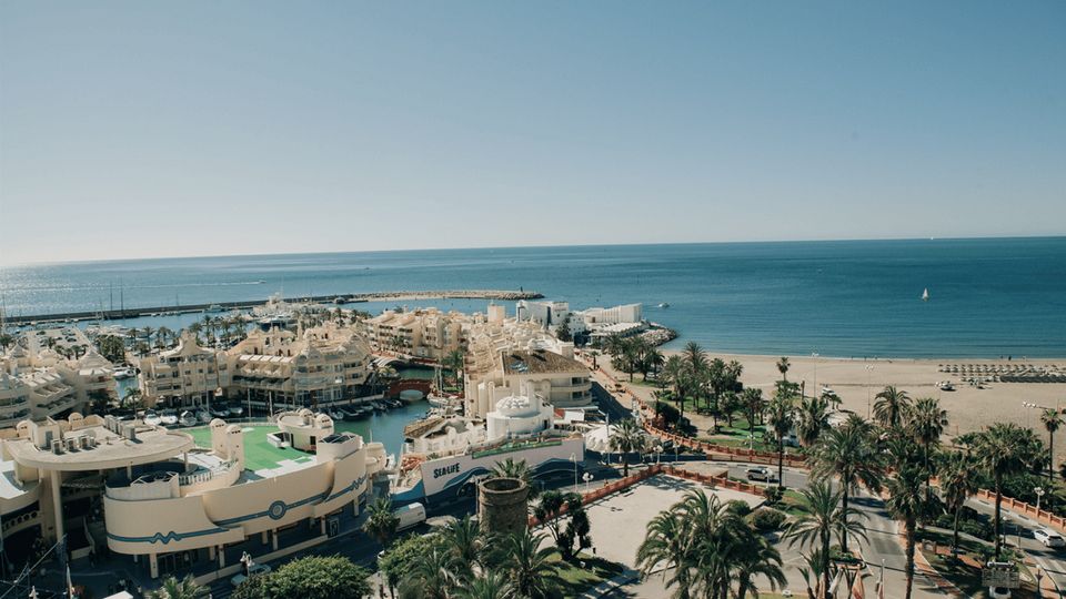Blick auf Hafen und Strand