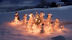 Schneemännerchor am Bauernhof im Winter