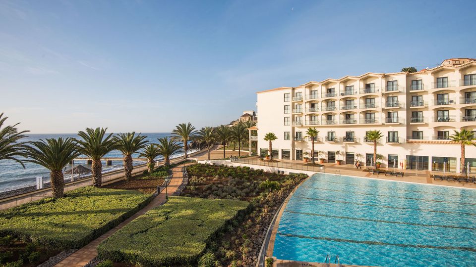 Außenansicht mit Pool und Strand