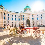 Wien, Hofburg mit Kutsche ©Arcady, AdobeStock Wien, Hofburg mit Kutsche